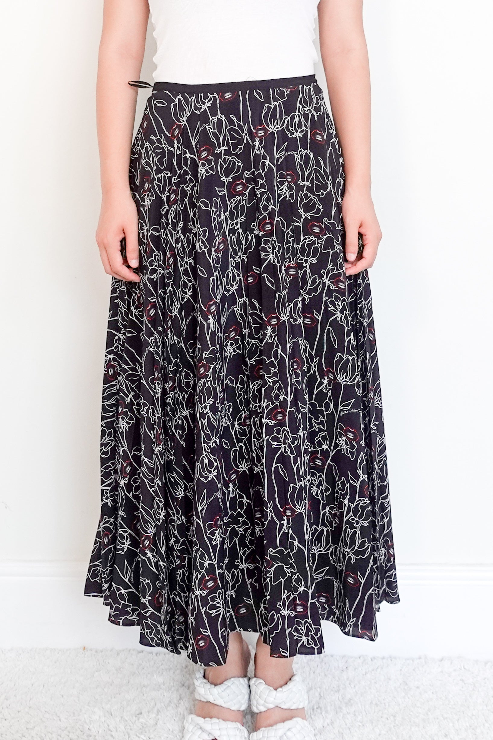 Valentino-Lips-print-Black-Midi-Skirt-Front-picture