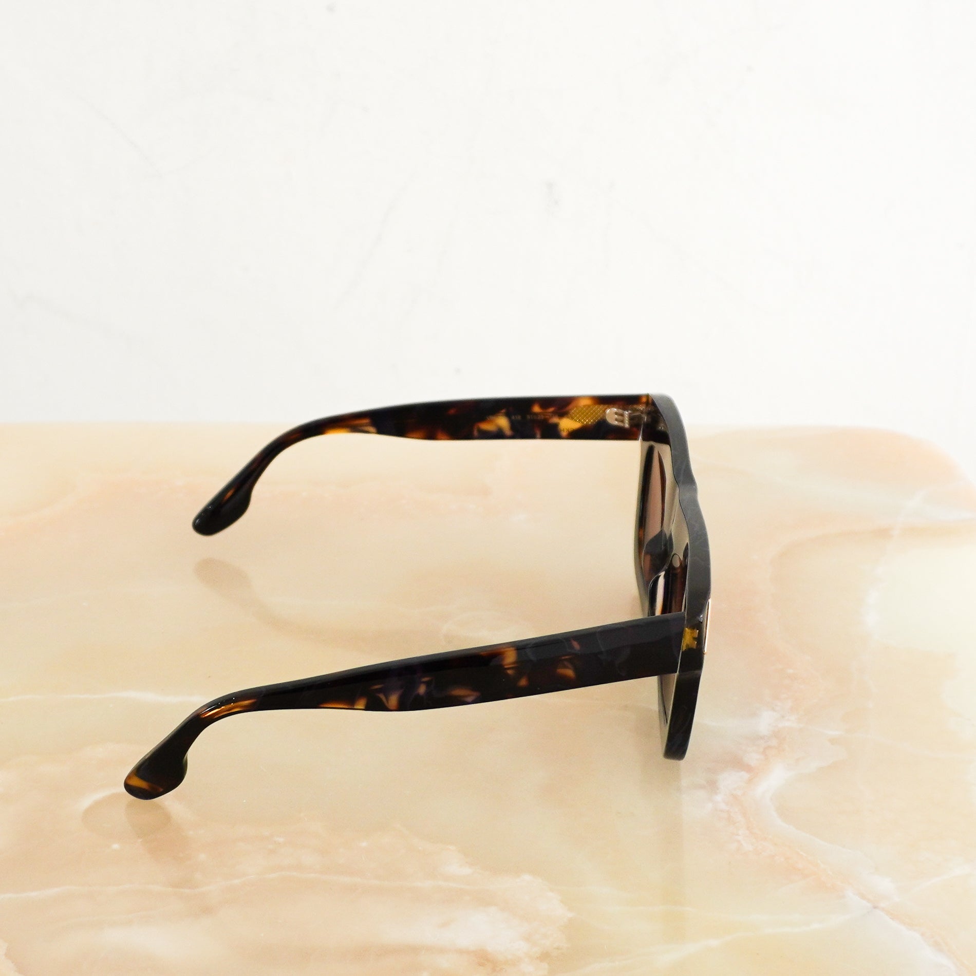 Victoria-Beckham-Tortoiseshell-Sunglasses-right-picture