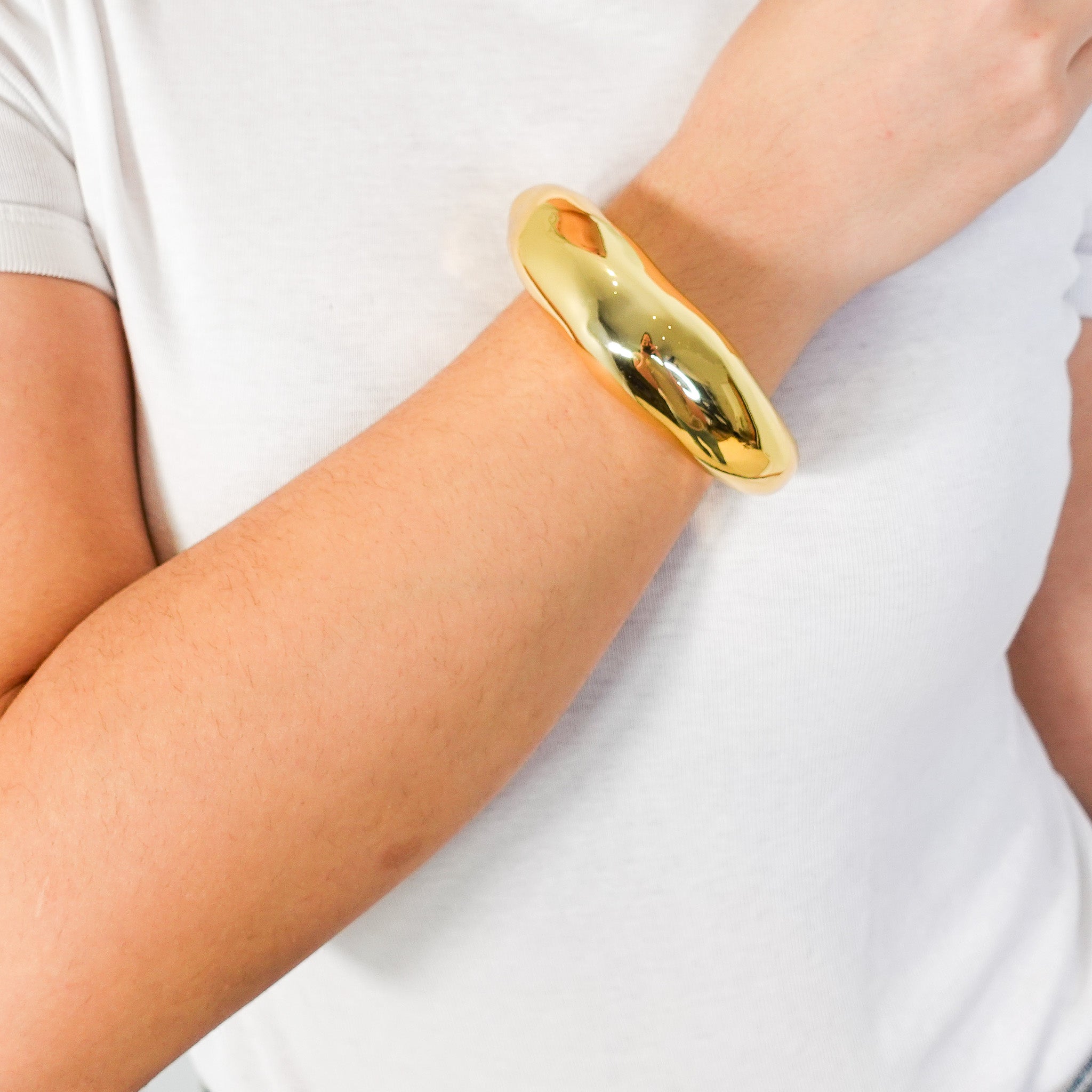 alexis-bittar-molten-hinged-cuff-bracelet-in-gold-model-picture-chelsea-london