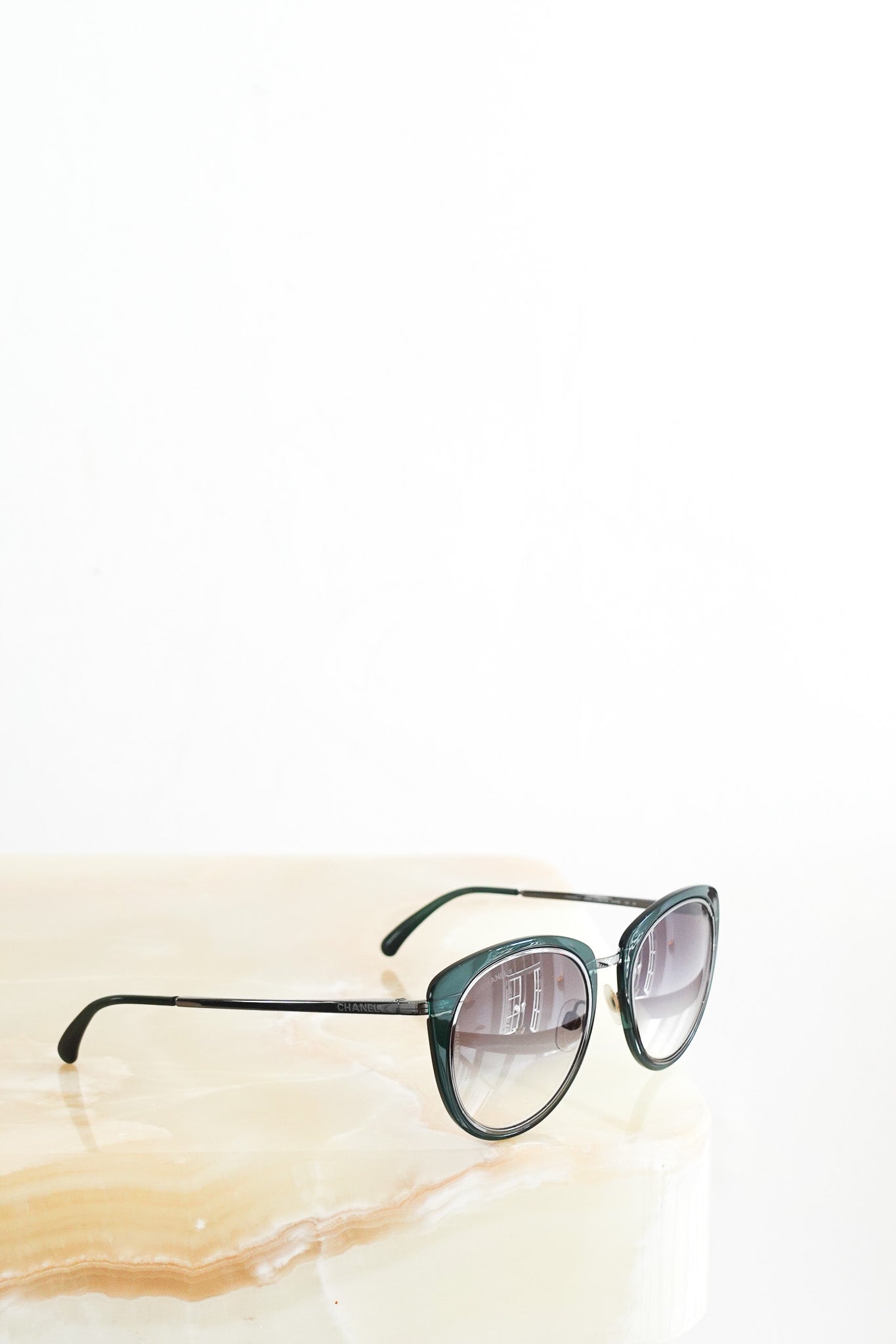 chanel-round-green-sunglasses-cover-picture-chelsea-london