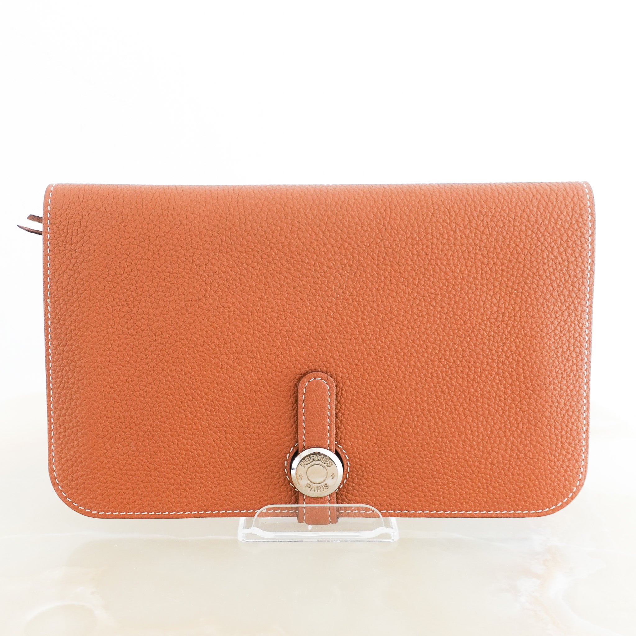 hermes-dogon-gm-togo-wallet-in-gold-front-picture-chelsea-london