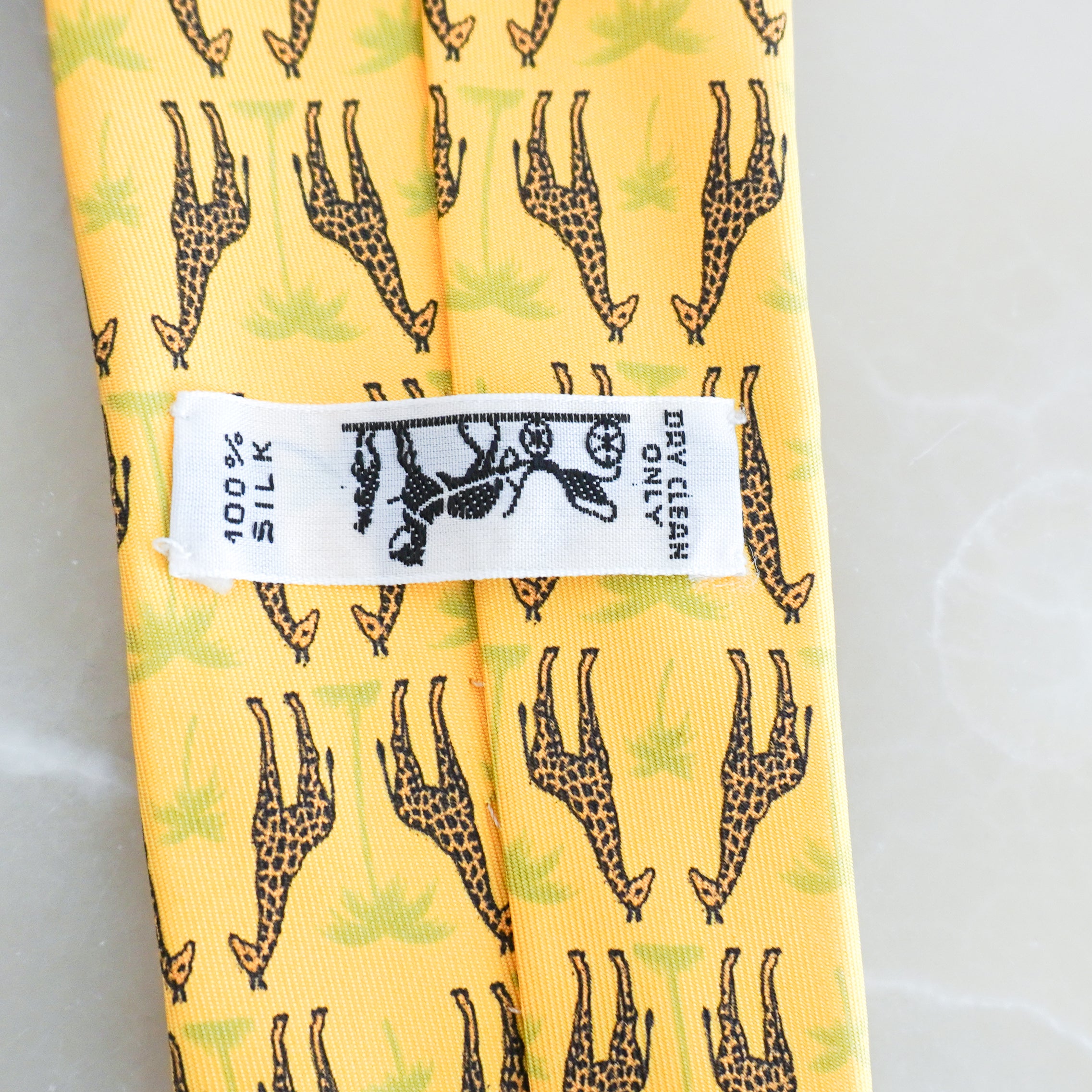 Care label picture of the giraffe tie .