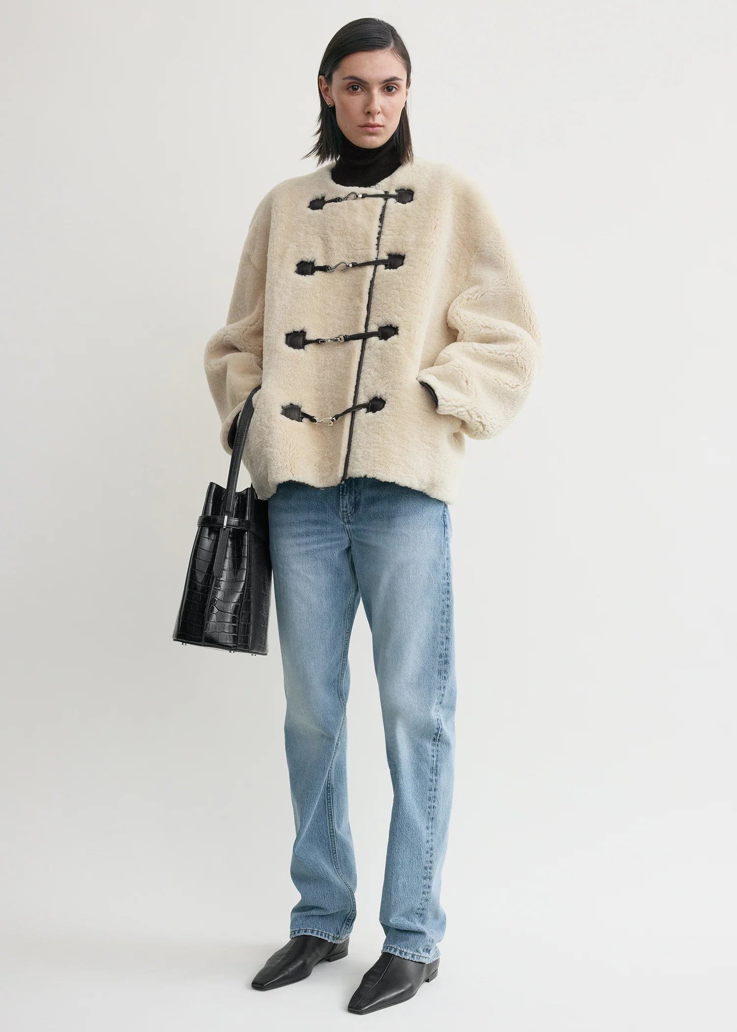 https://int.toteme.com/products/teddy-shearling-clasp-jacket-off-white